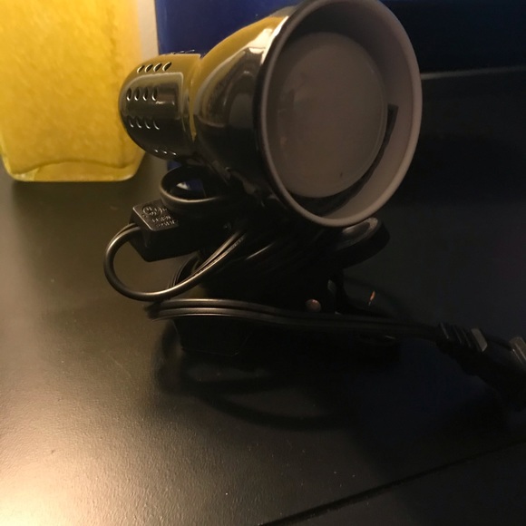 Clip on lamp that’s great for a dorm, office, etc - Picture 2 of 3